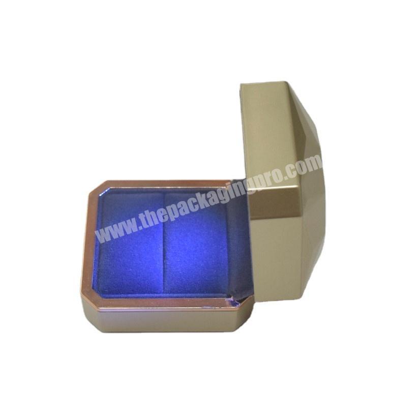 2020 hot sale popular stylish fashionable LED light gold color rubber painting finish Jewelry ring Box size 7 x 7.5 x 5.3cm