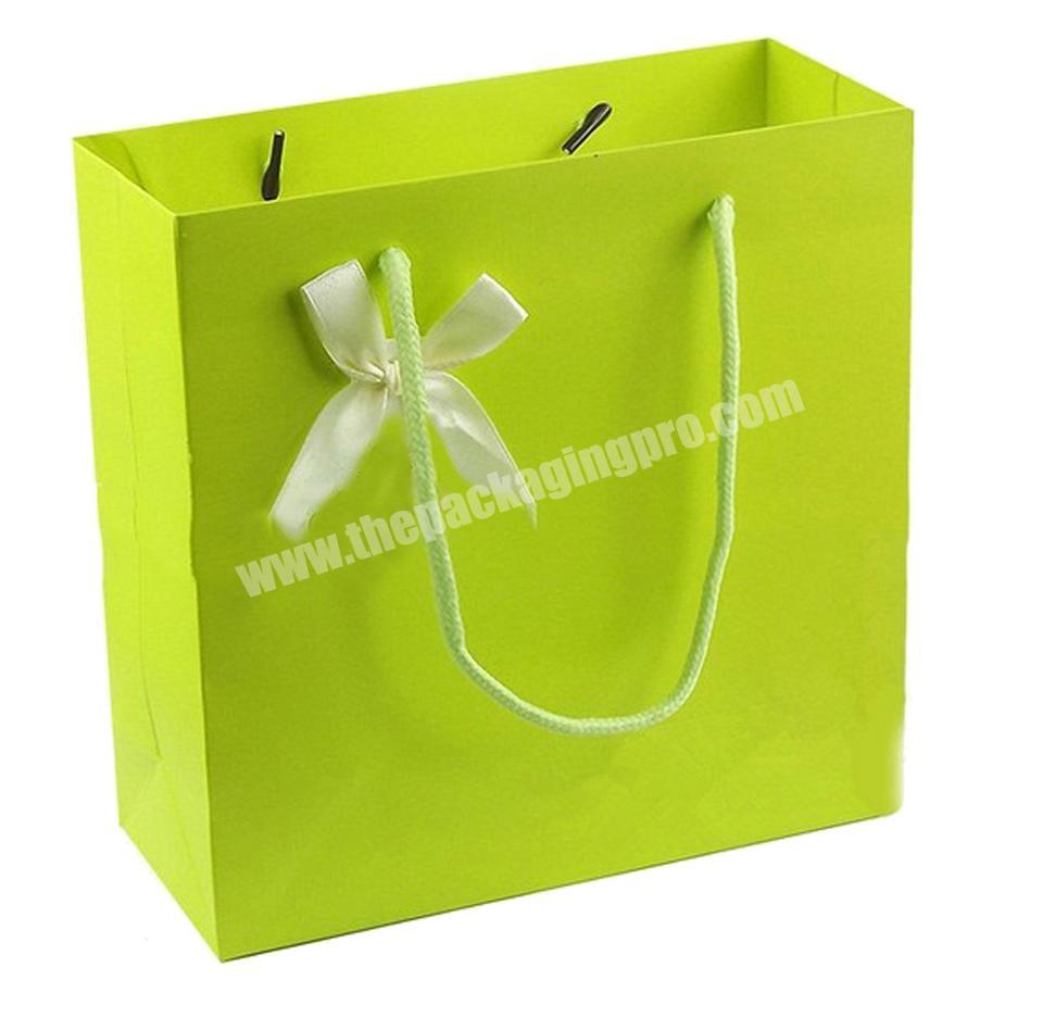 Wholesales custom color gift carrier bags with high quality