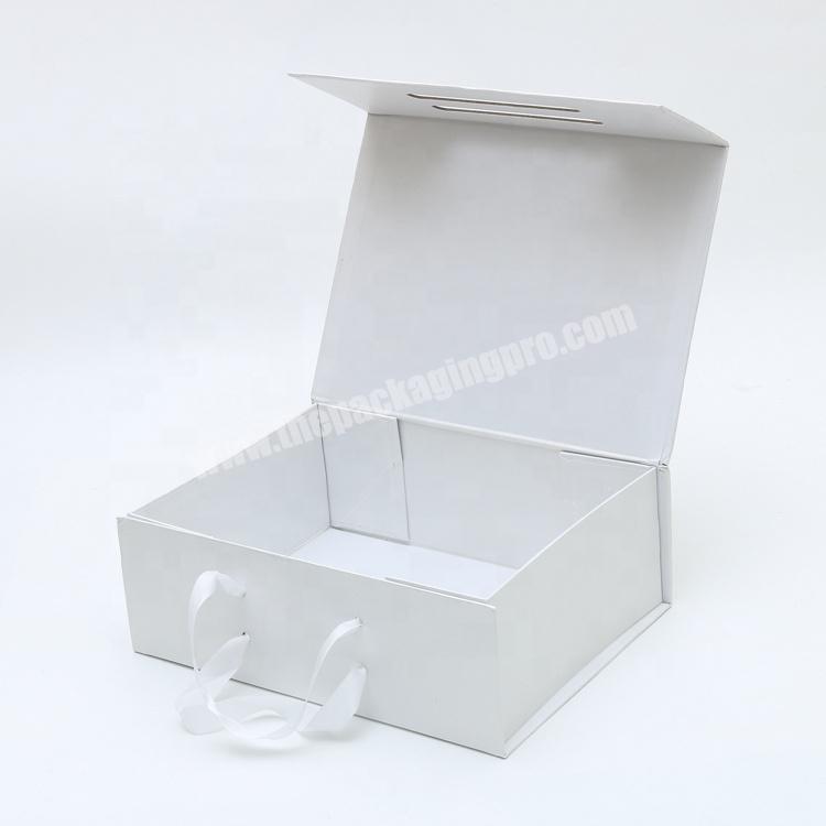 Custom flat paper cardboard packaging box with magnet closure