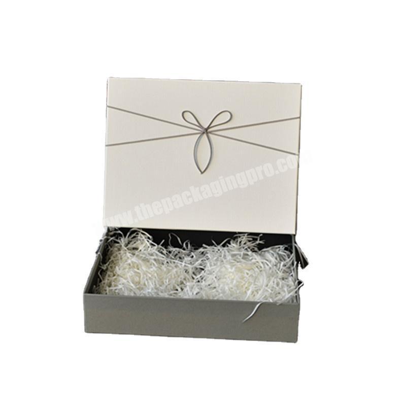 Luxury and fashionable cardboard  packaging box  lift-off lid Christmas  box with ribbon