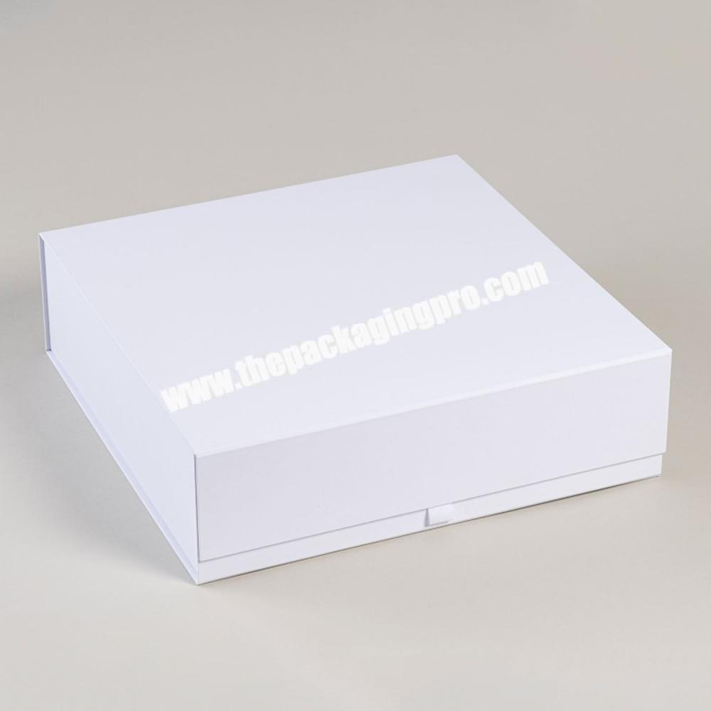 Customized Logo Magnetic Closure White Folding Luxury Rigid Packaging Gift Box