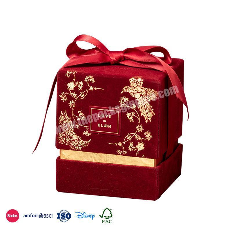 China Factory Supply Red with golden blessing icon design flannel material large clear wedding cake boxes