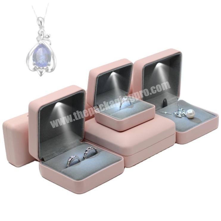 New Design Jewelry Gift Box Rings Packaging Display Portable Travel Case Customised Leather Championship Ring Box Led Light