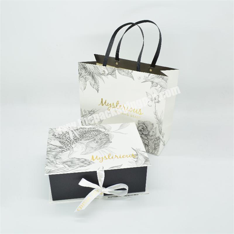 Wholesale White Printed Bronzing Logo Cardboard Paper Gift Packing Box with Ribbon