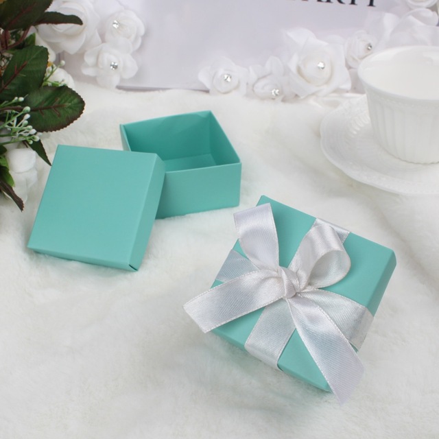 100pcs/lot Wedding Favors Boxes Candy Box Romantic Blue Paper Chocolate Bag Wedding Favors and Gifts Box for Guests High Quality