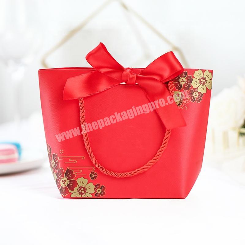 Customized Luxury Hot Foil Stamping Logo Red Wedding Gift Paper Bag Wedding Candy Chocolate Gift Package Bags With Handles