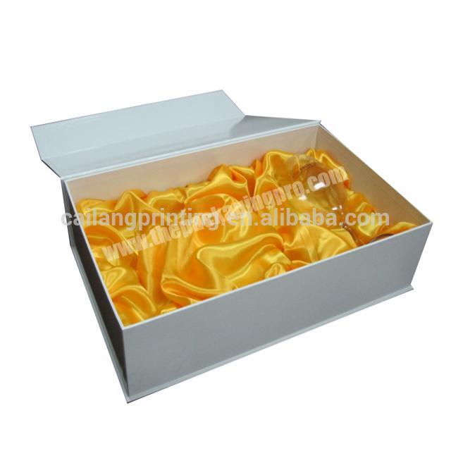 Large White Paperboard Apparel Packaging Rigid Box with Magnets Closing