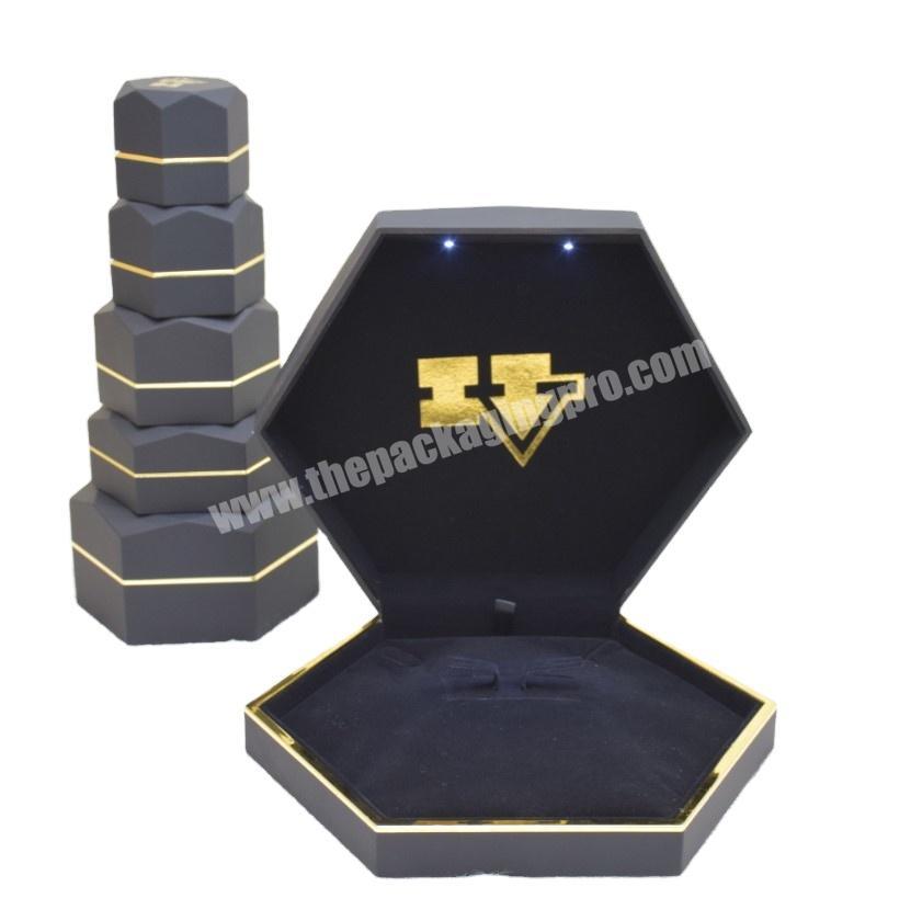 LED light 23.1x20x5.2cm black sexangular hexangular Jewelry suite set box with environmental friendly rubber coating
