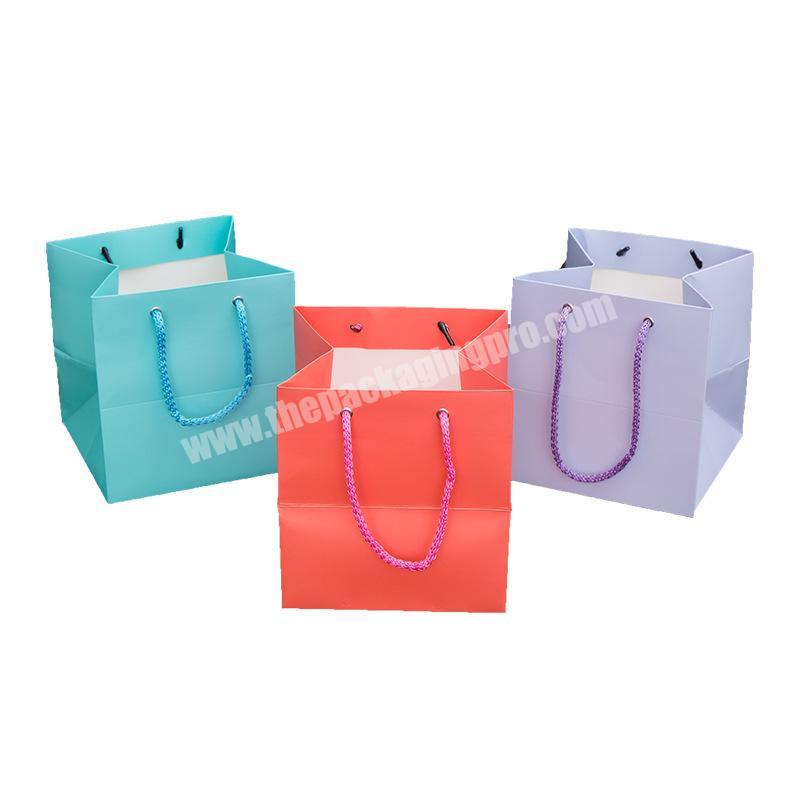 Manufacturers supply custom 230g white card shopping bag color gift bag flower gift bag with logo