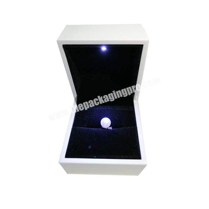 Plastic jewelry case lacquered packaging ring jewelry Led lighting box
