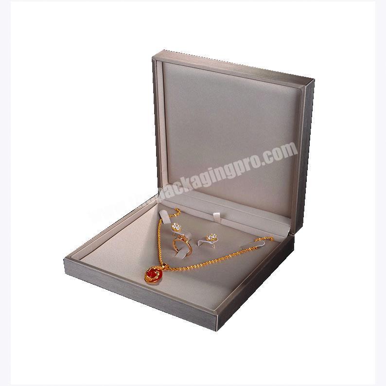 three side hinged necklace box with removable wing pad