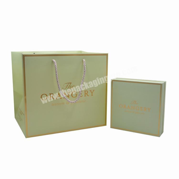 Wholesale customized luxury brand logo paper  elegant wedding gift green kraft paper shopping bags with handle