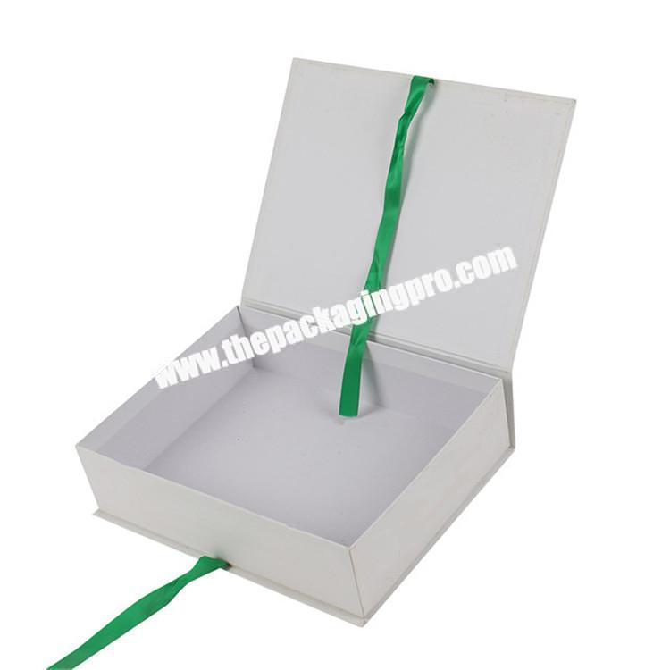 with ribbon elegant paper box packaging for clothes