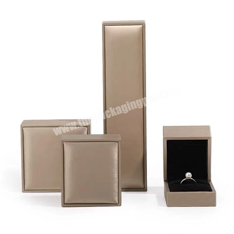 Low MOQ Luxe Discret PU Leather Vintage Hot Stamp Custom Logo Jewelry Boxes