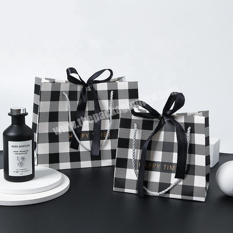 Luxury Black And White Checked Gift Paper Bags Whole Sale Garments Paper Bags With Ribbon